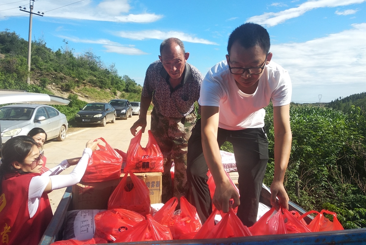 管城区南曹中心幼儿园教师带领志愿者为鹤壁淇县北阳镇油城村送去救援物资。