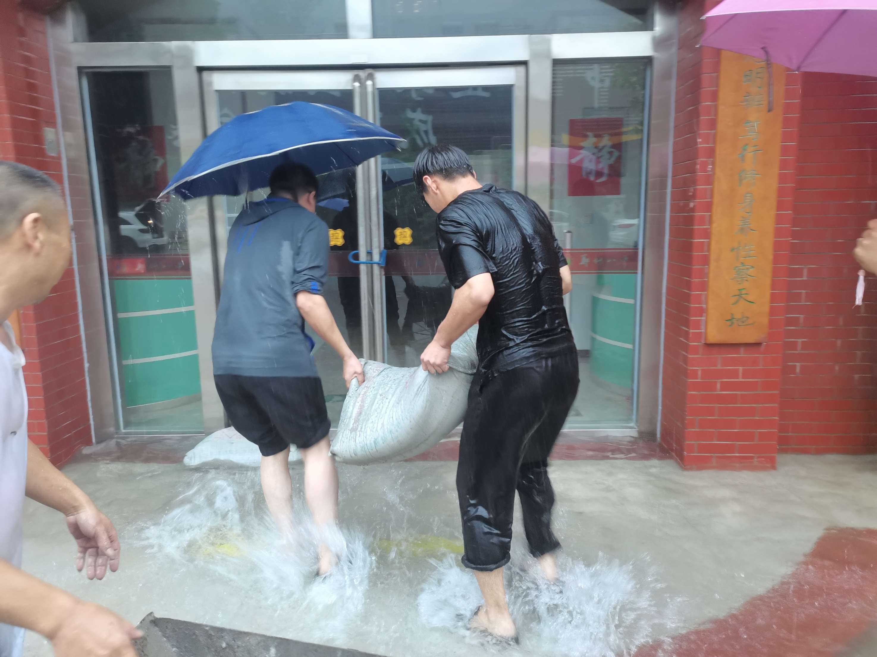 7·20暴雨给郑州八中带来了较为严重的影响，老师们积极运输沙袋堵住地势较低的各个教室门口。