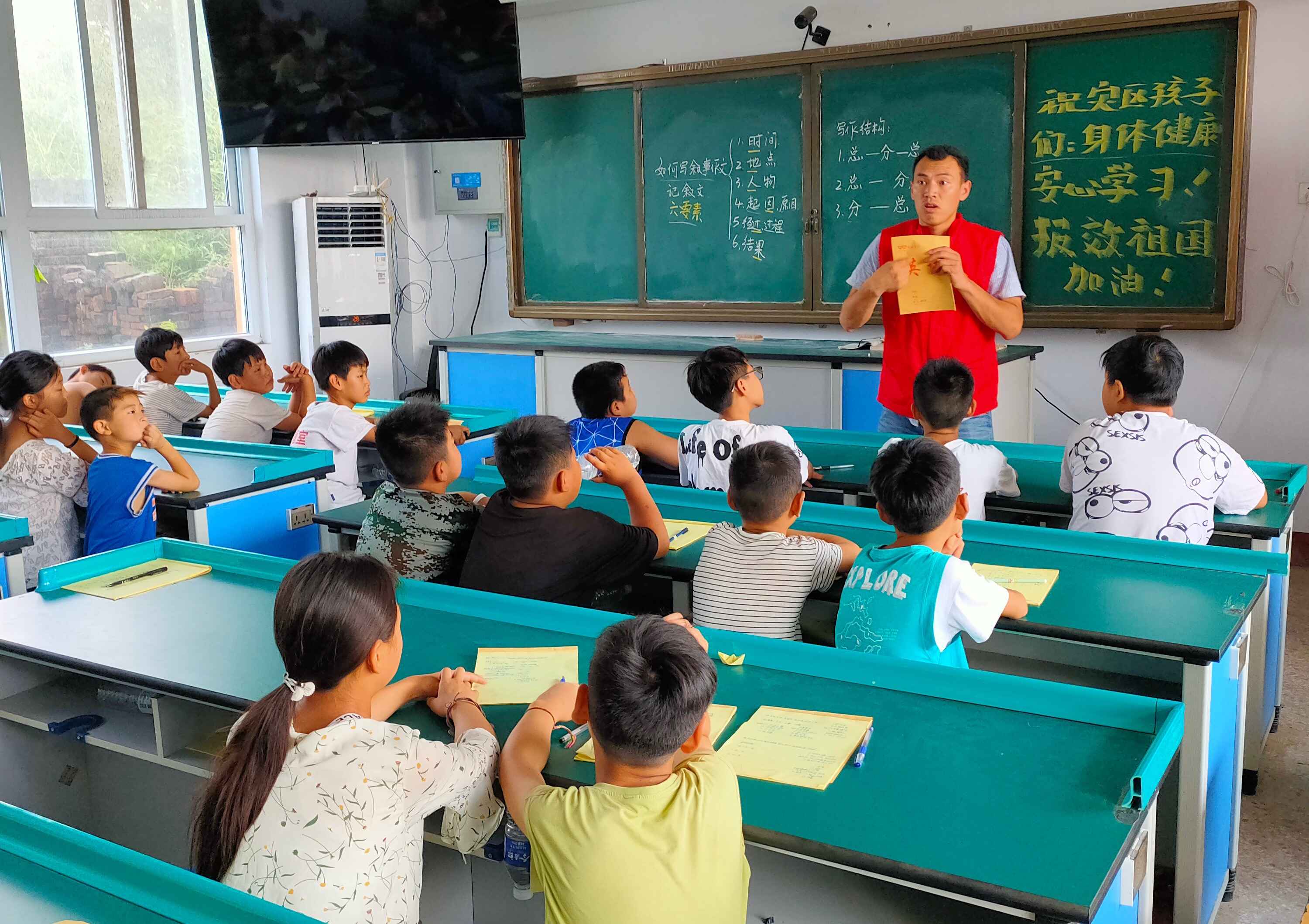 郑州八中校团委负责人黄晓杰给卫辉市临时安置在学校的学生们上生命安全教育课程。
