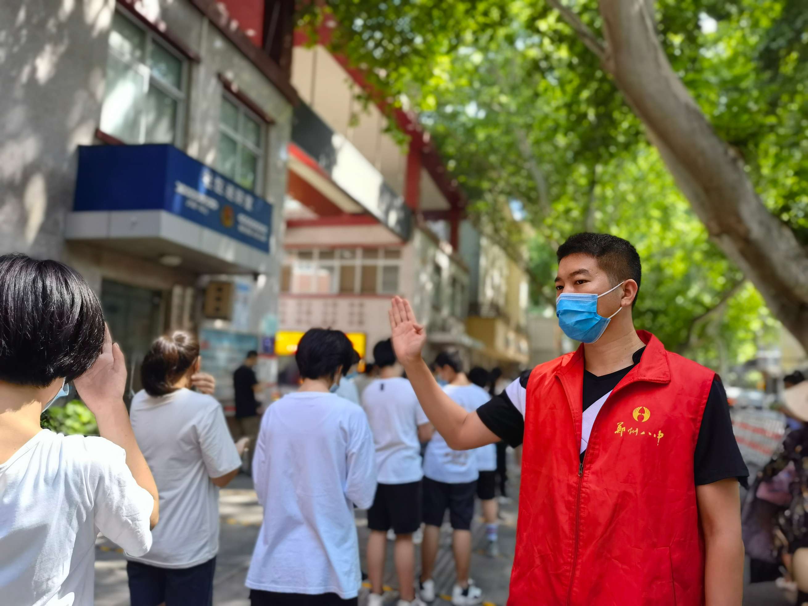 郑州八中作为12-17周岁未成年人疫苗接种点，学校老师为接种工作保驾护航5