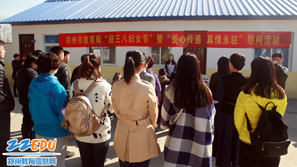 过节送温暖 市教育局机关女同志心系驻村学生.jpg