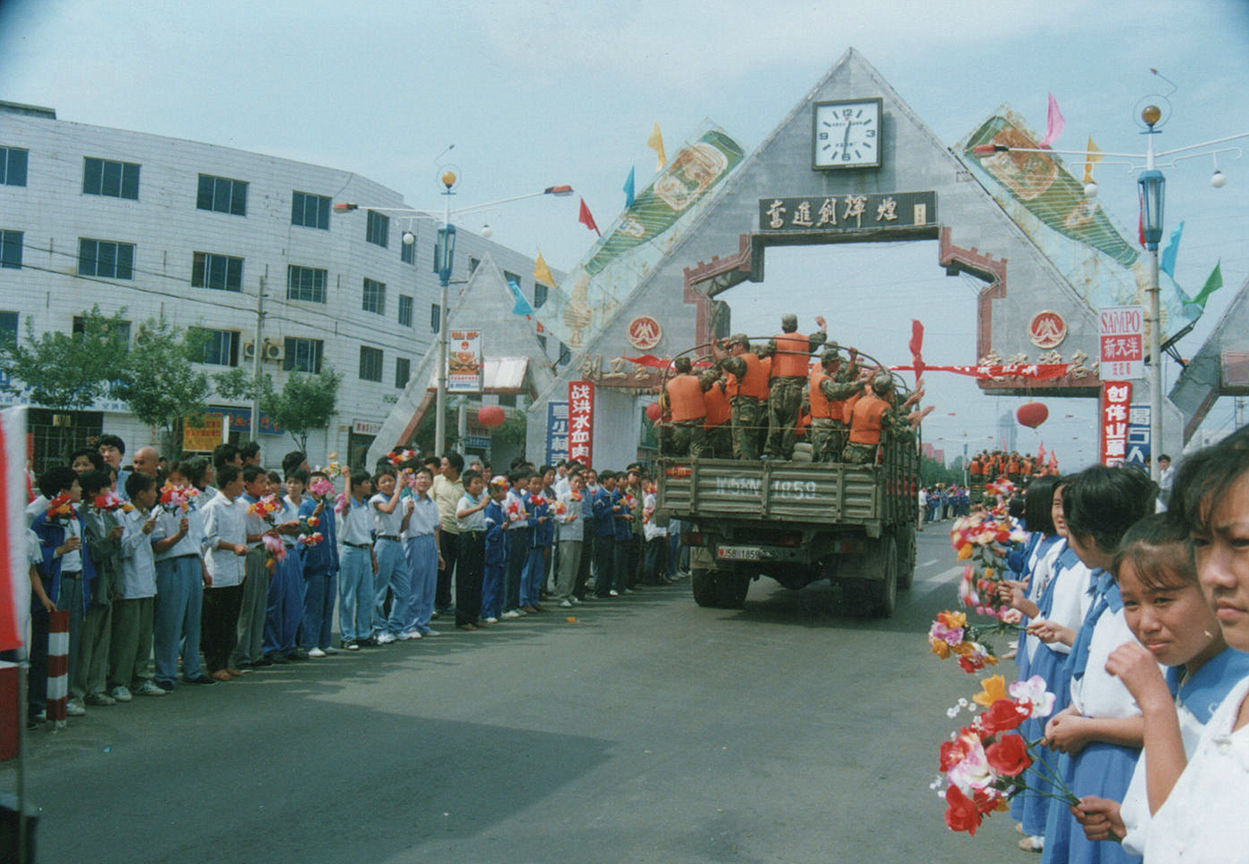 2/15 1998年,城关初中学生在登封市区少林大道,欢迎参加抗洪抢险任务