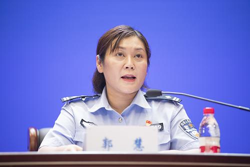 3郑州市公安局治安支队副支队长郭慧宣读优秀学员名单