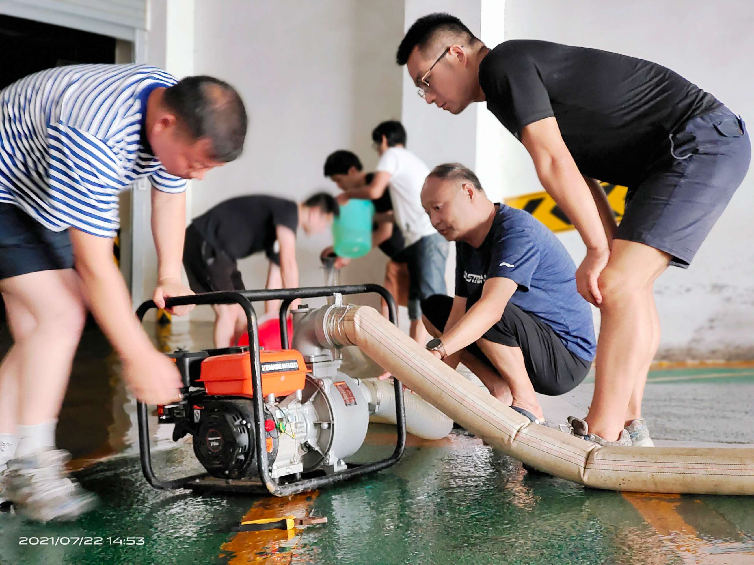 十八里河中心校在创新街花溪小学协助抽排地下室积水